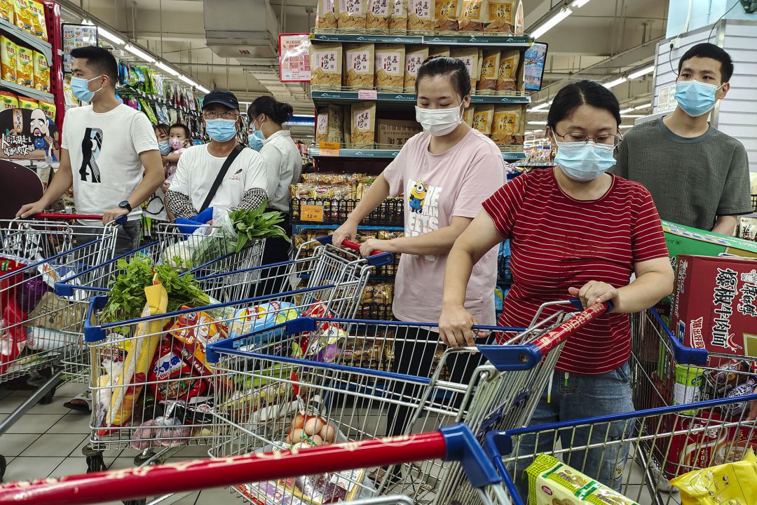 Un grupo de personas hace cola en un supermercado de Wuhan, este martes. Un grupo de personas hace cola en un supermercado de Wuhan, este martes.