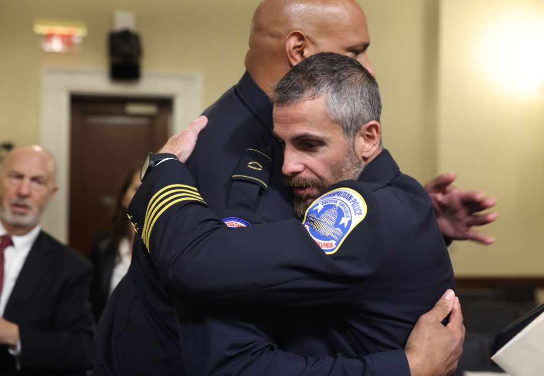 Los agentes Michael Fanone, de la Policía Metropolitana de Washington DC, y Harry Dunn, de la Policía del Capitolio, se abrazan después de testificar sobre el ataque del pasado 6 de enero. Los agentes Michael Fanone, de la Policía Metropolitana de Washington DC, y Harry Dunn, de la Policía del Capitolio, se abrazan después de testificar sobre el ataque del pasado 6 de enero.