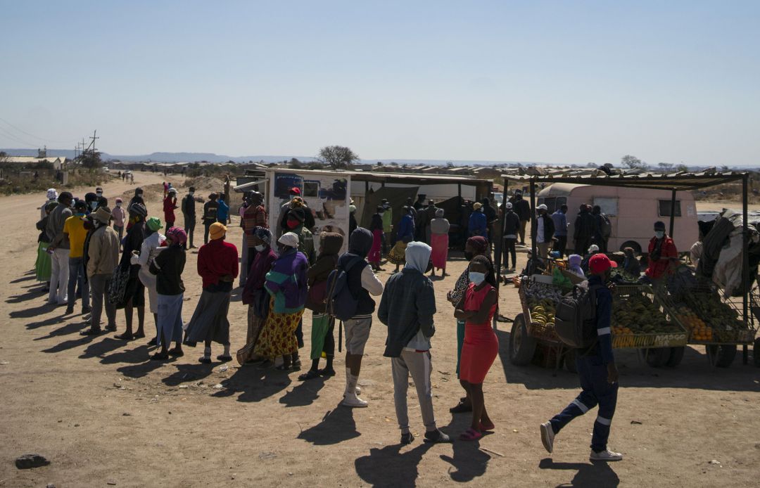 Cola en un centro de vacunación en África. Cola en un centro de vacunación en África.