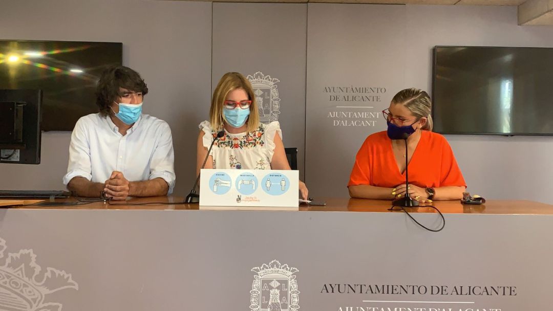 Javier Galdeano, presidente de ALROA (i), la concejal Mari Carmen de España (c) y la vicealcaldesa Mari Carmen Sánchez (d), en la rueda de prensa. Javier Galdeano, presidente de ALROA (i), la concejal Mari Carmen de España (c) y la vicealcaldesa Mari Carmen Sánchez (d), en la rueda de prensa.