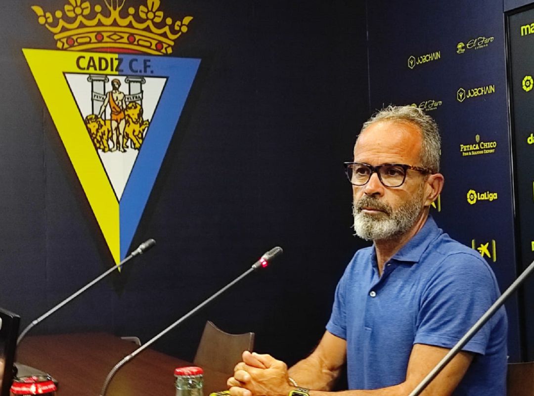 Cervera en rueda de prensa previa al Trofeo Carranza. Cervera en rueda de prensa previa al Trofeo Carranza.
