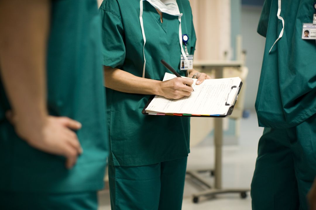 Médicos en un pasillo de un centro de Atención Primaria Médicos en un pasillo de un centro de Atención Primaria