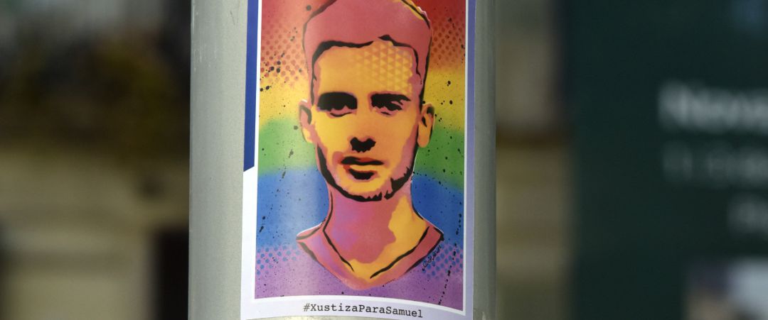 Pegatinas con el rostro de Samuel Luiz, durante una concentración Pegatinas con el rostro de Samuel Luiz, durante una concentración
