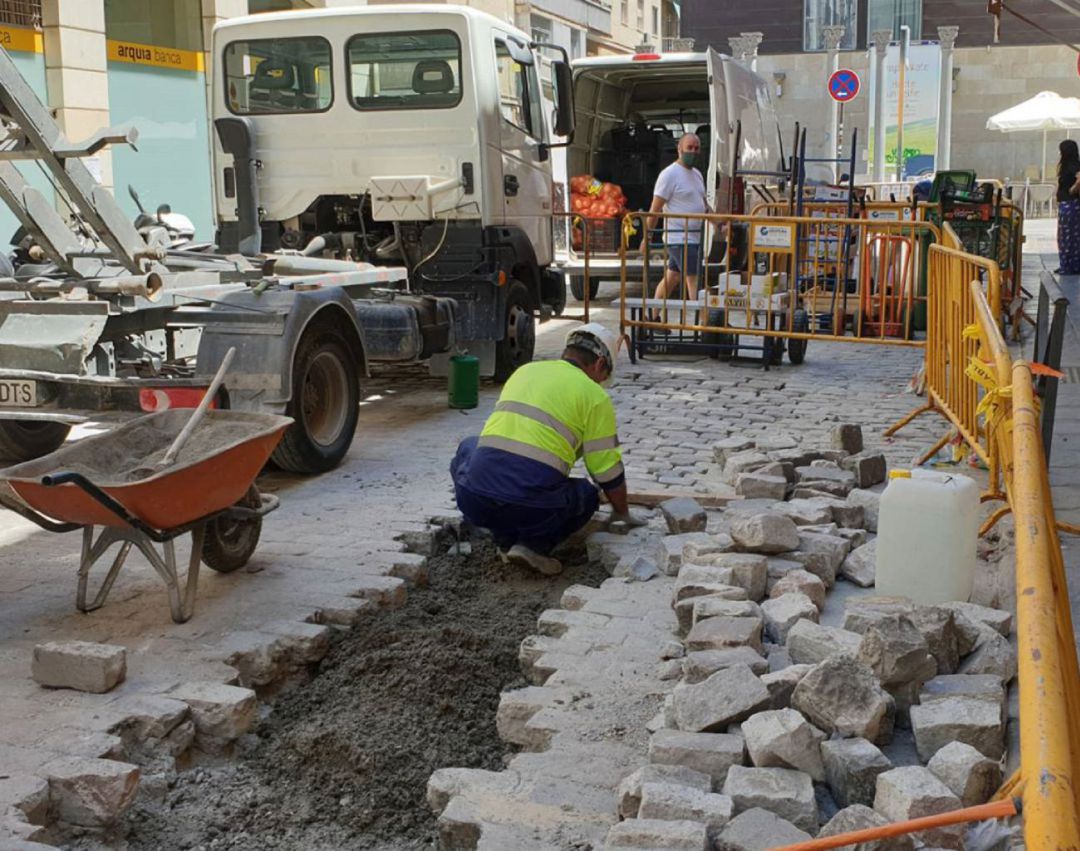 Un trabajador de la construcción en una obra municipal en el centro de Granada Un trabajador de la construcción en una obra municipal en el centro de Granada