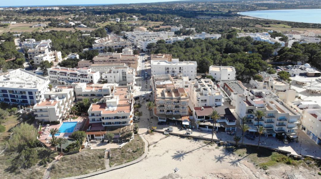 Imagen de la zona turística de es Pujols en Formentera Imagen de la zona turística de es Pujols en Formentera