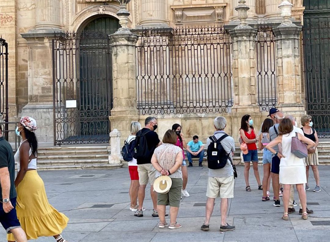 Varios turistas frente a la Catedral de Jaén. Varios turistas frente a la Catedral de Jaén.