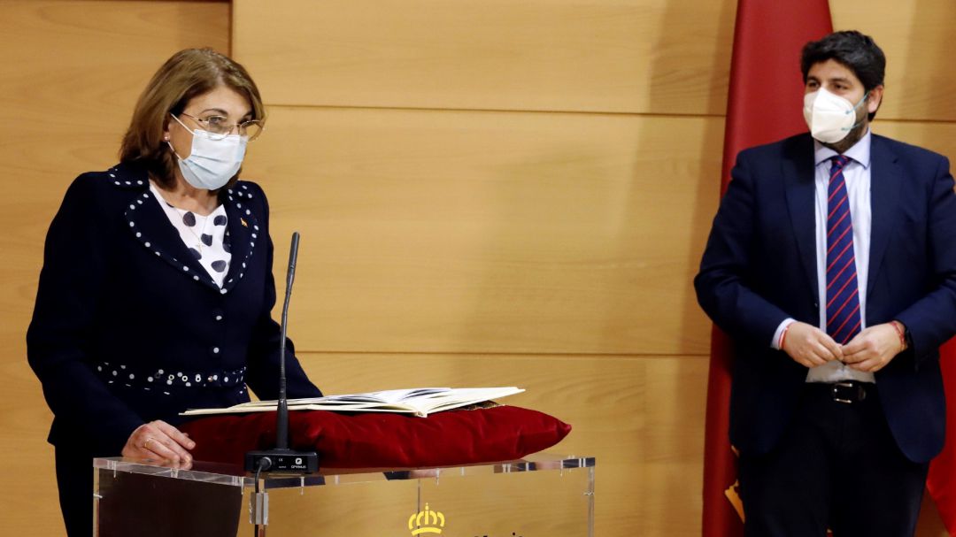 La consejera de extrema derecha, Mabel Campuzano, ante el presidente autonómico Fernando López Miras, en su toma de posesión, tras la moción de censura fallida de PSOE-Cs La consejera de extrema derecha, Mabel Campuzano, ante el presidente autonómico Fernando López Miras, en su toma de posesión, tras la moción de censura fallida de PSOE-Cs