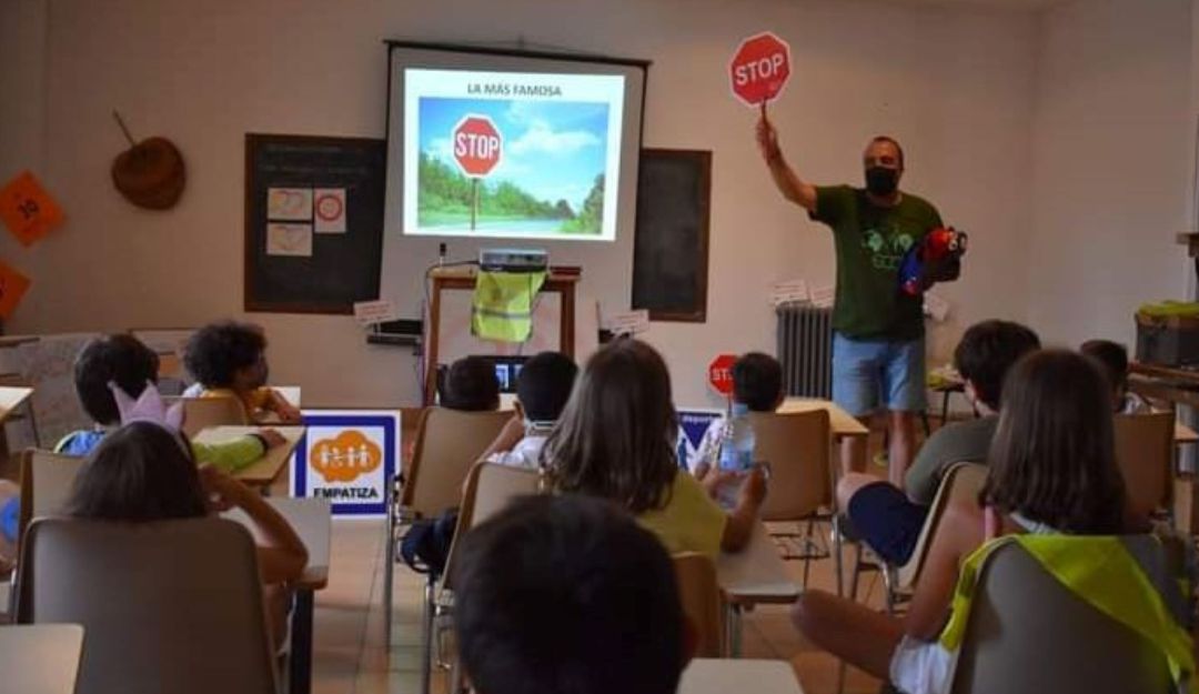 Benito Bouzada en una de sus clases con escolares. Benito Bouzada en una de sus clases con escolares.