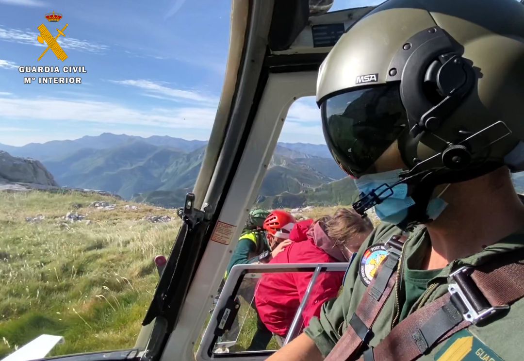 La Guardia Civil en helicóptero llevando a cabo la operación de rescate en Peña Remoña. La Guardia Civil en helicóptero llevando a cabo la operación de rescate en Peña Remoña.