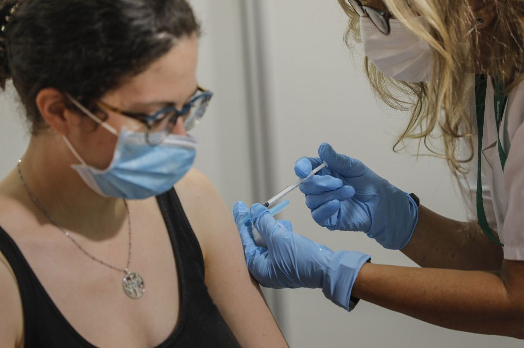 Una enfermera administra la vacuna contra el Covid-19 Una enfermera administra la vacuna contra el Covid-19