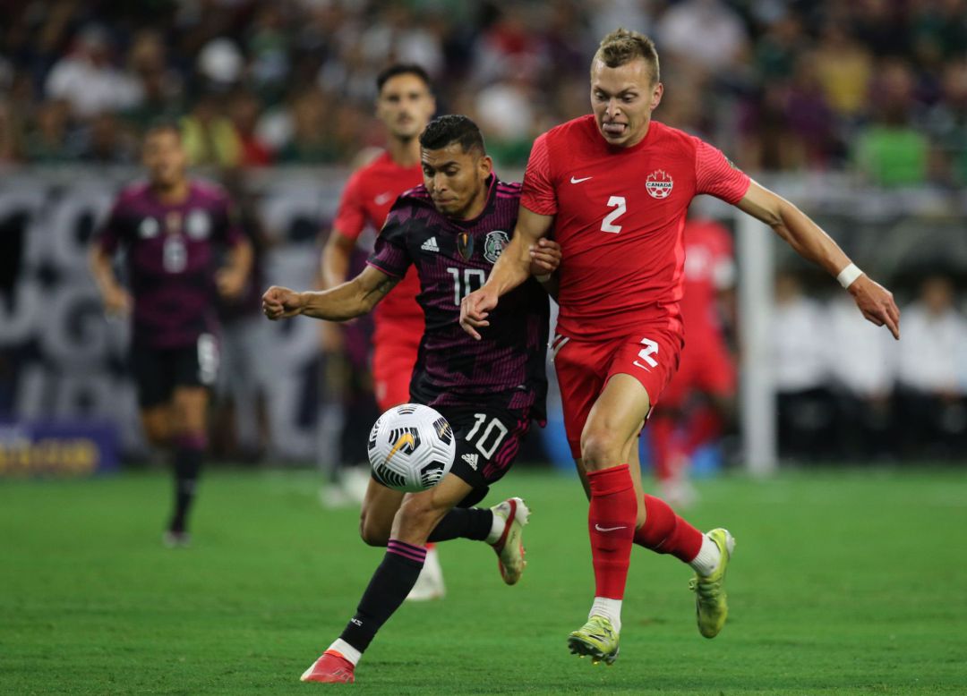 Orbelín Pineda disputa el balón con Alistair Johnston de Canadá Orbelín Pineda disputa el balón con Alistair Johnston de Canadá