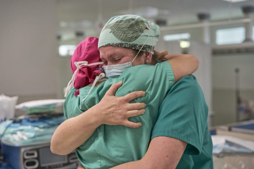 Sanitarias consolándose Sanitarias consolándose