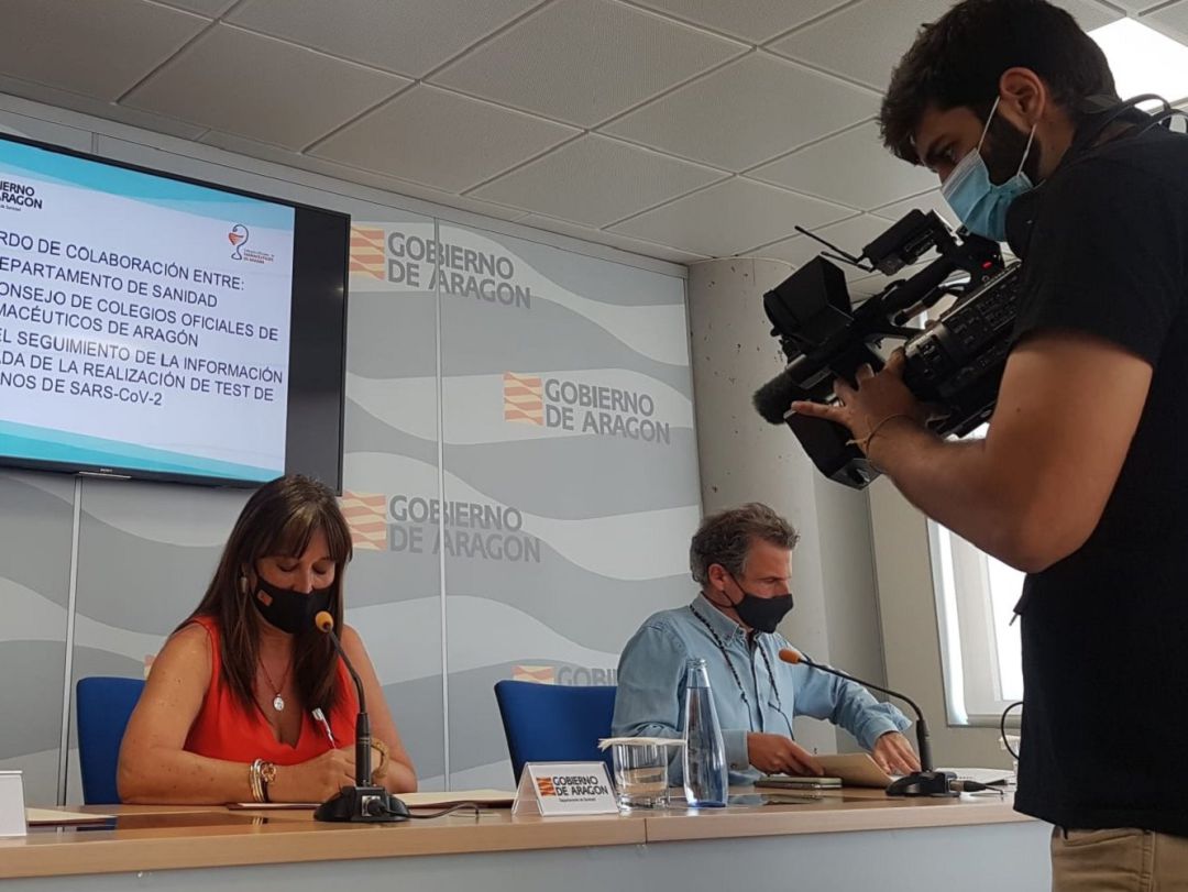 La consejera de Sanidad, Sira Repollés, y el director general de Salud Pública, Francisco Javier Falo La consejera de Sanidad, Sira Repollés, y el director general de Salud Pública, Francisco Javier Falo