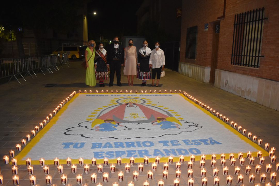 Imagen de la alfombra de velas realizada en el barrio de Los Ángeles en homenaje a las víctimas del Covid19 Imagen de la alfombra de velas realizada en el barrio de Los Ángeles en homenaje a las víctimas del Covid19