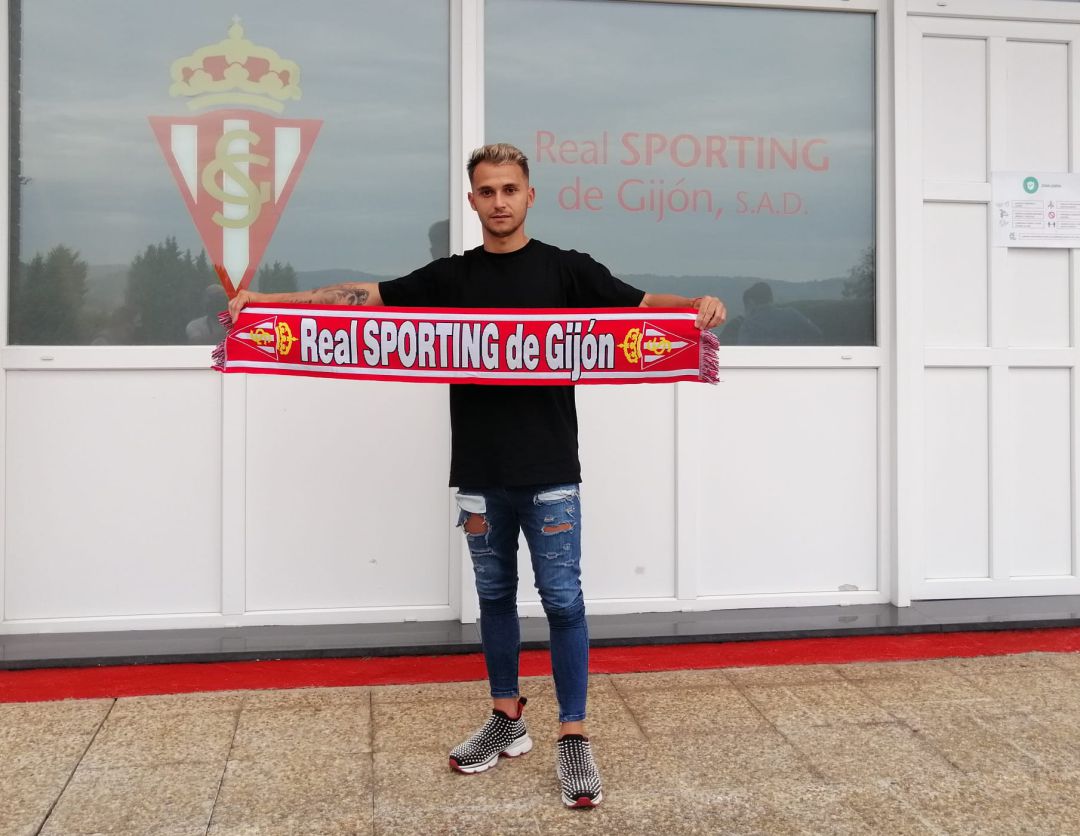 Fran Villalba posa con la bufanda del Sporting en la Escuela de Fútbol de Mareo. Fran Villalba posa con la bufanda del Sporting en la Escuela de Fútbol de Mareo.
