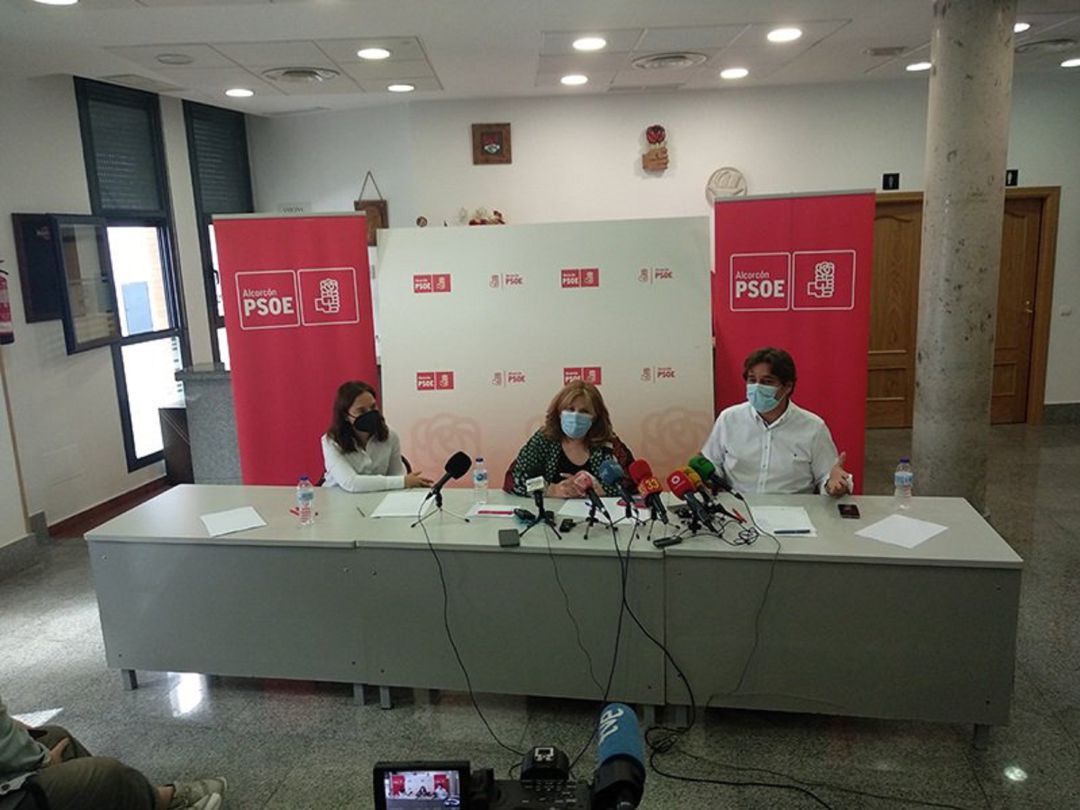Las alcaldesas socialistas de Alcorcón y Getafe, Natalia de Andrés y Sara Hernández, así como el regidor de Fuenlabrada, Javier Ayala Las alcaldesas socialistas de Alcorcón y Getafe, Natalia de Andrés y Sara Hernández, así como el regidor de Fuenlabrada, Javier Ayala