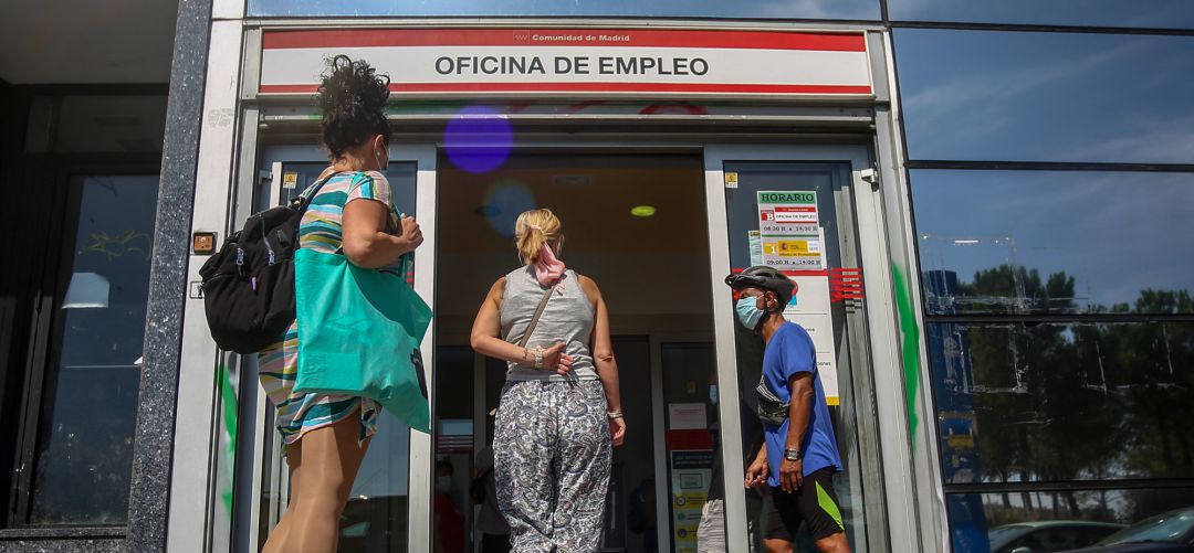 El número de parados en España en las oficinas de los servicios públicos de empleo (antiguo Inem) bajó en 197.841 desempleados en julio (-5,47%), lo que supone la mayor caída en cualquier mes de la serie histórica El número de parados en España en las oficinas de los servicios públicos de empleo (antiguo Inem) bajó en 197.841 desempleados en julio (-5,47%), lo que supone la mayor caída en cualquier mes de la serie histórica