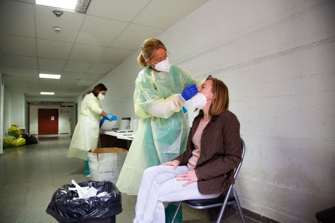 Una sanitaria realiza a una mujer una prueba de detección del coronavirus. Una sanitaria realiza a una mujer una prueba de detección del coronavirus.