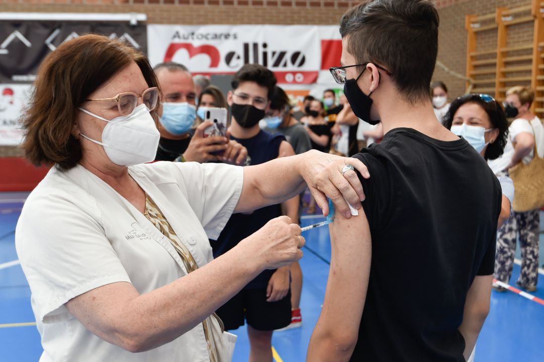 Un joven recibe la primera dosis de la vacuna Moderna en el Pabellón Jara Carrillo, a 3 de agosto de 2021, en Alcantarilla, Murcia (España). Un joven recibe la primera dosis de la vacuna Moderna en el Pabellón Jara Carrillo, a 3 de agosto de 2021, en Alcantarilla, Murcia (España).