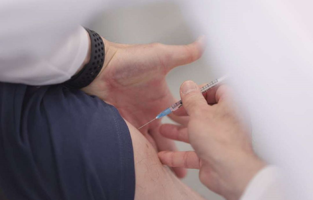 Una estudiante del próximo Erasmus recibe la vacuna contra el Covid-19 en el dispositivo puesto en marcha en el Colegio Oficial de Médicos de Madrid. Una estudiante del próximo Erasmus recibe la vacuna contra el Covid-19 en el dispositivo puesto en marcha en el Colegio Oficial de Médicos de Madrid.