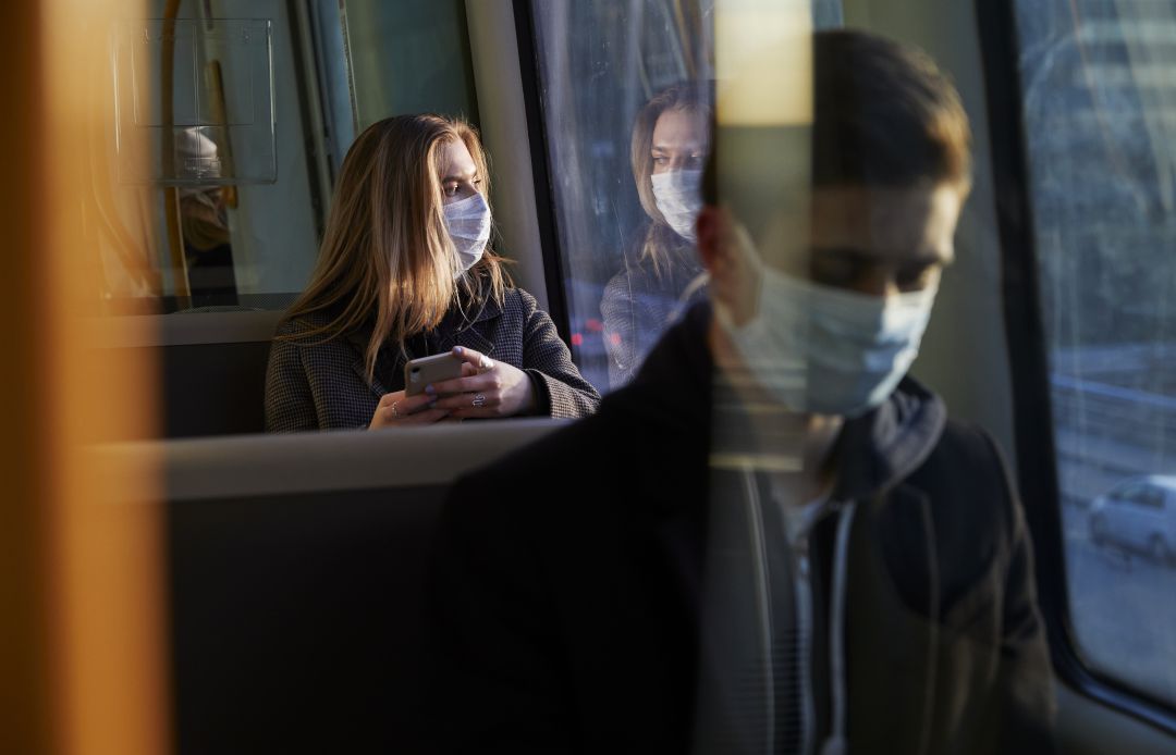 Jóvenes con mascarilla en el transporte público. Jóvenes con mascarilla en el transporte público.