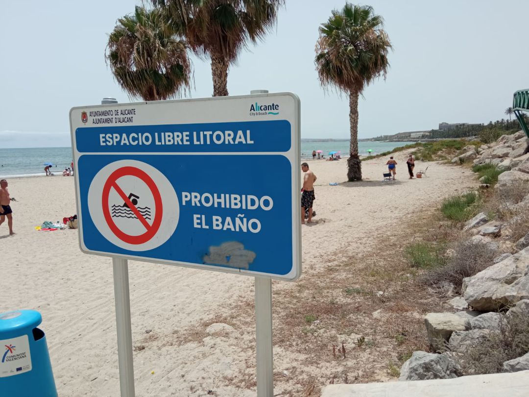 Cartel del Ayuntamiento de Alicante, prohibiendo el baño en la playa de San Gabriel. Cartel del Ayuntamiento de Alicante, prohibiendo el baño en la playa de San Gabriel.