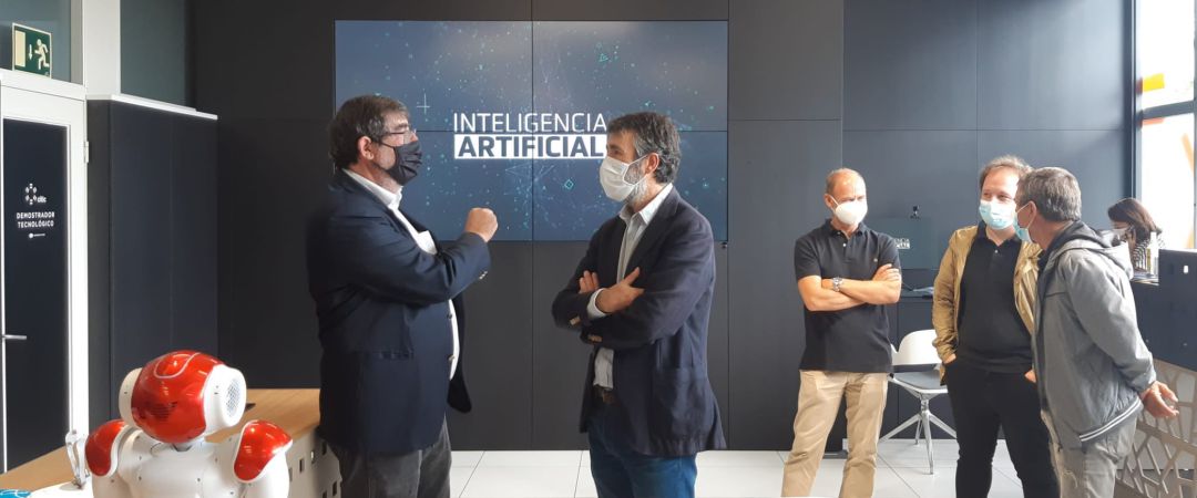 El concejal de Movilidad, Juan Díaz Villoslada, y el director del Centro, Manuel González Penedo El concejal de Movilidad, Juan Díaz Villoslada, y el director del Centro, Manuel González Penedo