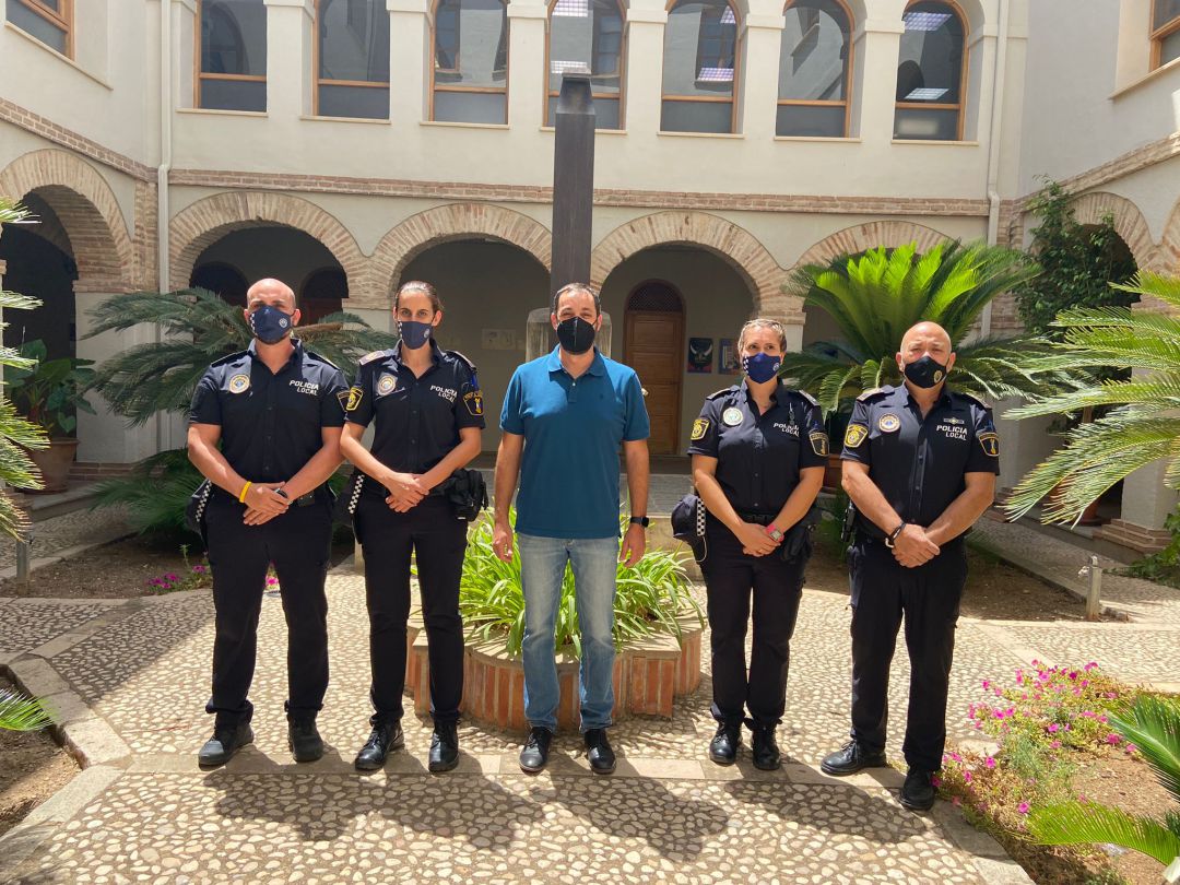 Los nuevos agentes con el alcalde, José Ramiro y el jefe de la Policía Local, Toni Galiano. Los nuevos agentes con el alcalde, José Ramiro y el jefe de la Policía Local, Toni Galiano.