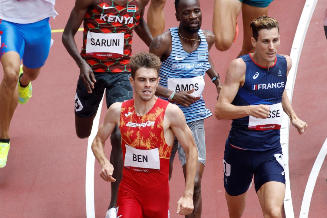 Adrián Ben (frente) de España compite durante las rondas clasificatorias de 800m masculinos de atletismo por los Juegos Olímpicos 2020, este sábado en el Estadio Olímpico de Tokio (Japón). Adrián Ben (frente) de España compite durante las rondas clasificatorias de 800m masculinos de atletismo por los Juegos Olímpicos 2020, este sábado en el Estadio Olímpico de Tokio (Japón).