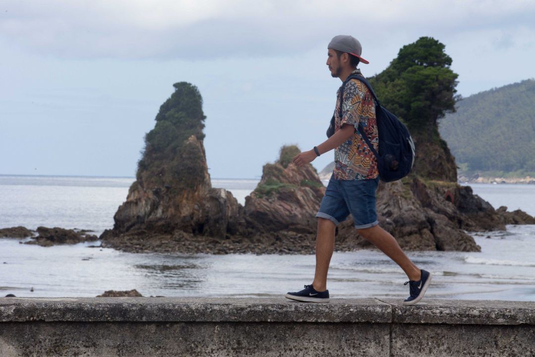 Un joven pasea por el paseo marítimo de Viveiro en A Mariña. Un joven pasea por el paseo marítimo de Viveiro en A Mariña.
