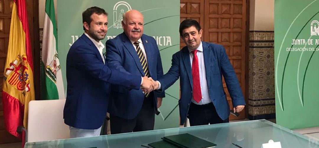 El alcalde de Jaén, Julio Millán, el consejero de Sanidad, Jesús Aguirre, y el presidente de la Diputación Provincial, Francisco Reyes. El alcalde de Jaén, Julio Millán, el consejero de Sanidad, Jesús Aguirre, y el presidente de la Diputación Provincial, Francisco Reyes.