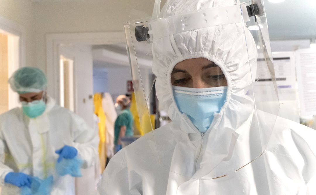 Dos sanitarios en un hospital. Dos sanitarios en un hospital.