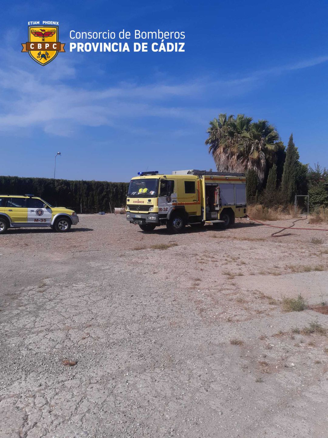 Cuerpo de bomberos durante la intervención en la finca Cuerpo de bomberos durante la intervención en la finca
