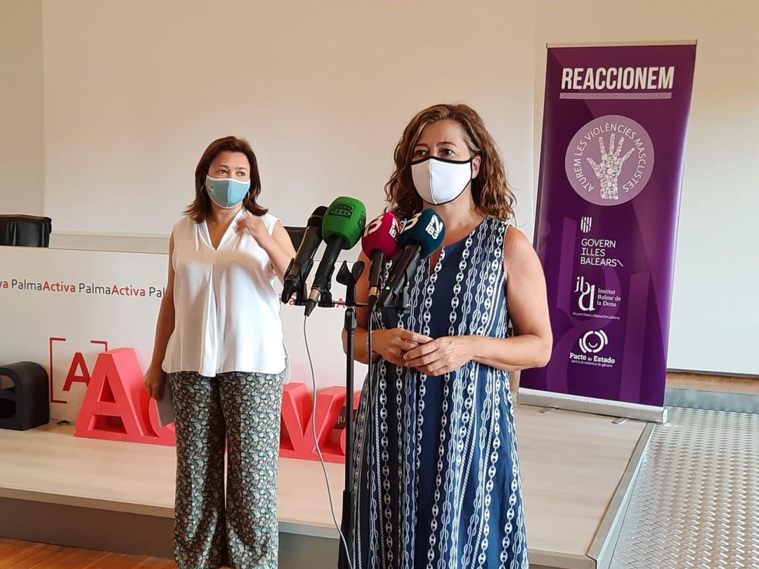 La presidenta del Govern, Francina Armengol, y la consellera de Presidencia, Función Pública e Igualdad, Mercedes Garrido, antes de comenzar la reunión con las entidades feministas La presidenta del Govern, Francina Armengol, y la consellera de Presidencia, Función Pública e Igualdad, Mercedes Garrido, antes de comenzar la reunión con las entidades feministas