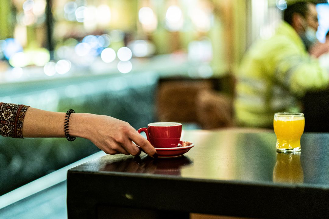 Archivo - Una trabajadora lleva un café durante una jornada laboral. Archivo - Una trabajadora lleva un café durante una jornada laboral.