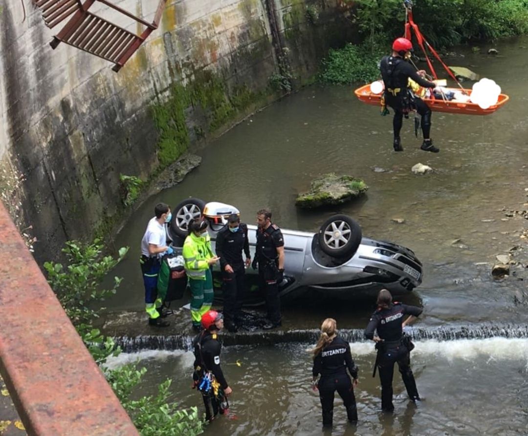 Vehículo caído al río Oiartzun. Vehículo caído al río Oiartzun.