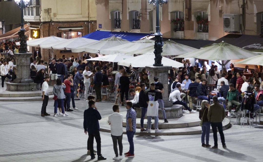 Ambiente en una calle de bares de Santander. Ambiente en una calle de bares de Santander.