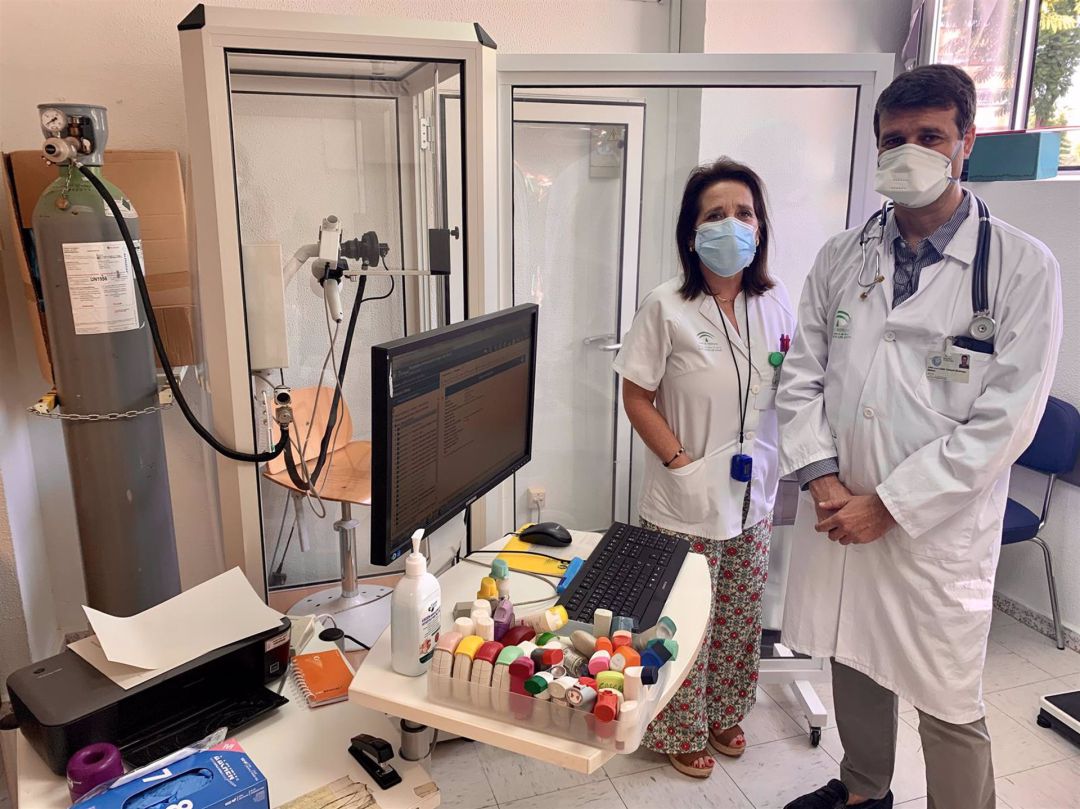 La enfermera Dolores Núñez Ollero y el Dr. José Luis López Campo en el Hospital Virgen del Rocío. La enfermera Dolores Núñez Ollero y el Dr. José Luis López Campo en el Hospital Virgen del Rocío.