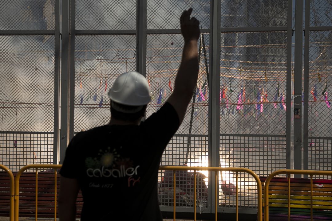 Un operario de la pirotecnia Caballer FX en una imagen de archivo Un operario de la pirotecnia Caballer FX en una imagen de archivo