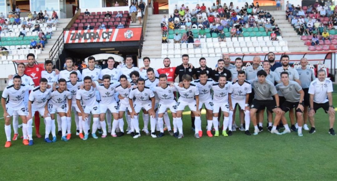 La plantilla, posando antes del encuentro La plantilla, posando antes del encuentro
