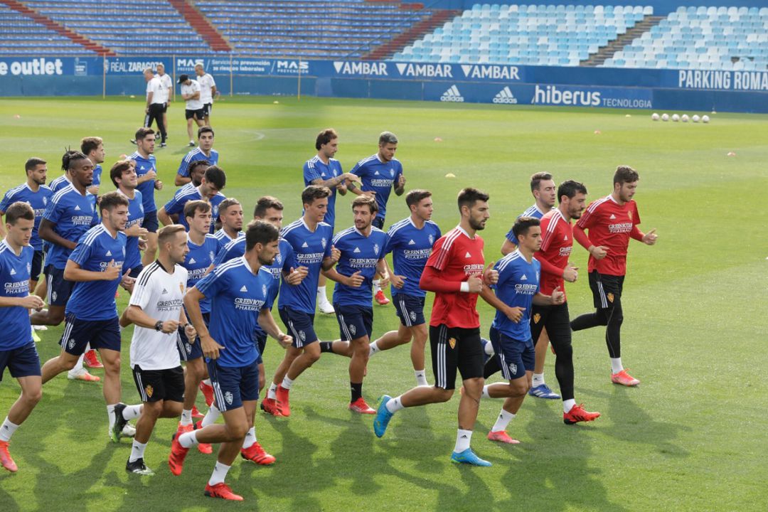 Los jugadores del Real Zaragoza hacen carrera continua en un entrenamiento en La Romareda Los jugadores del Real Zaragoza hacen carrera continua en un entrenamiento en La Romareda