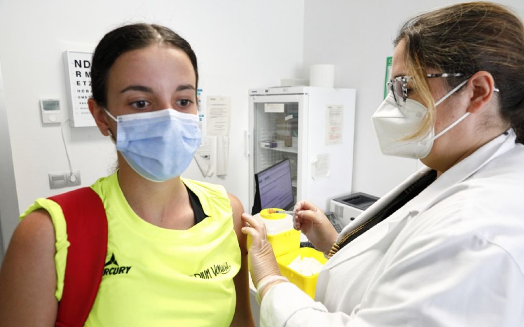Una joven vacunándose Una joven vacunándose