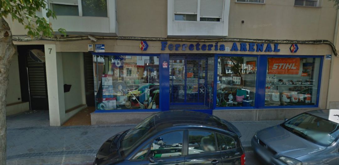 Ferretería Arenal, establecimiento donde se ha producido el robo Ferretería Arenal, establecimiento donde se ha producido el robo