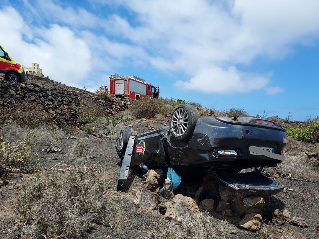 El vuelco se produjo tras salirse el vechículo de la carretera. El vuelco se produjo tras salirse el vechículo de la carretera.