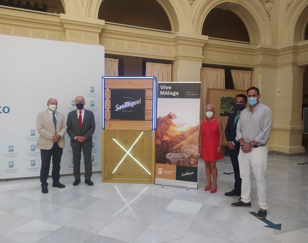 Francisco de la Torre, alcalde de Málaga, acompañado por la concejala delegada de Fiestas, Teresa Porras, concejala delegada de Fiestas, José Manuel Huesa, el director del Centro de Producción de Mahou-San Miguel, Javier Frutos, el presidente de MAHOS, y Jorge González, el director del AC Hotel Málaga Palacio, Jorge González en la presentación de "Vive Málaga". Francisco de la Torre, alcalde de Málaga, acompañado por la concejala delegada de Fiestas, Teresa Porras, concejala delegada de Fiestas, José Manuel Huesa, el director del Centro de Producción de Mahou-San Miguel, Javier Frutos, el presidente de MAHOS, y Jorge González, el director del AC Hotel Málaga Palacio, Jorge González en la presentación de "Vive Málaga".