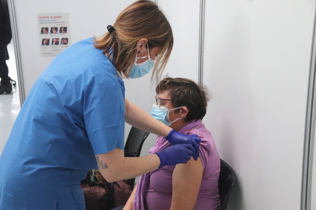 Sanitària posant una vacuna al punt de vacunació massiva del Palau d'Esports Catalunya de Tarragona. Sanitària posant una vacuna al punt de vacunació massiva del Palau d'Esports Catalunya de Tarragona.