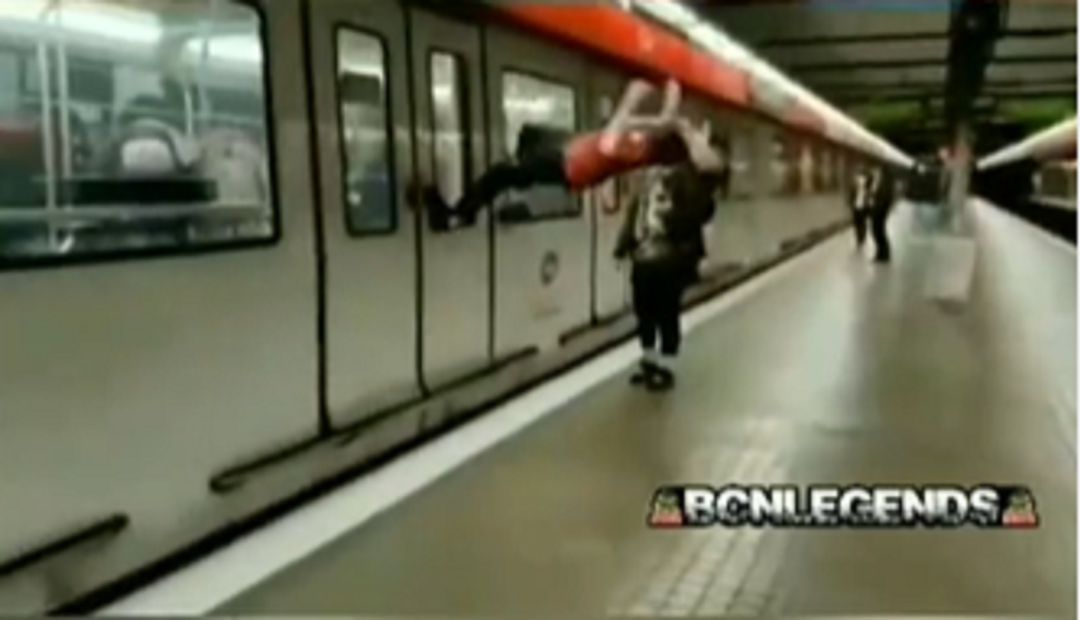 Acrobacias imprudentes en el Metro de Barcelona. Acrobacias imprudentes en el Metro de Barcelona.