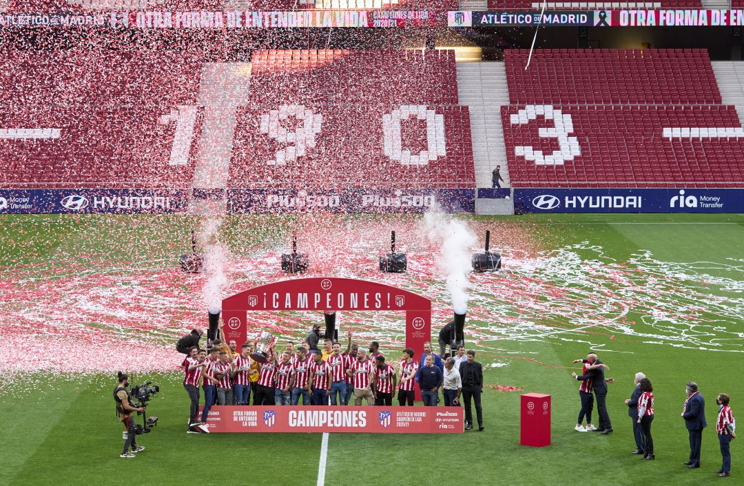 Los jugadores del Atlético de Madrid celebran el título de Liga en el estadio Metropolitano sin público. Los jugadores del Atlético de Madrid celebran el título de Liga en el estadio Metropolitano sin público.