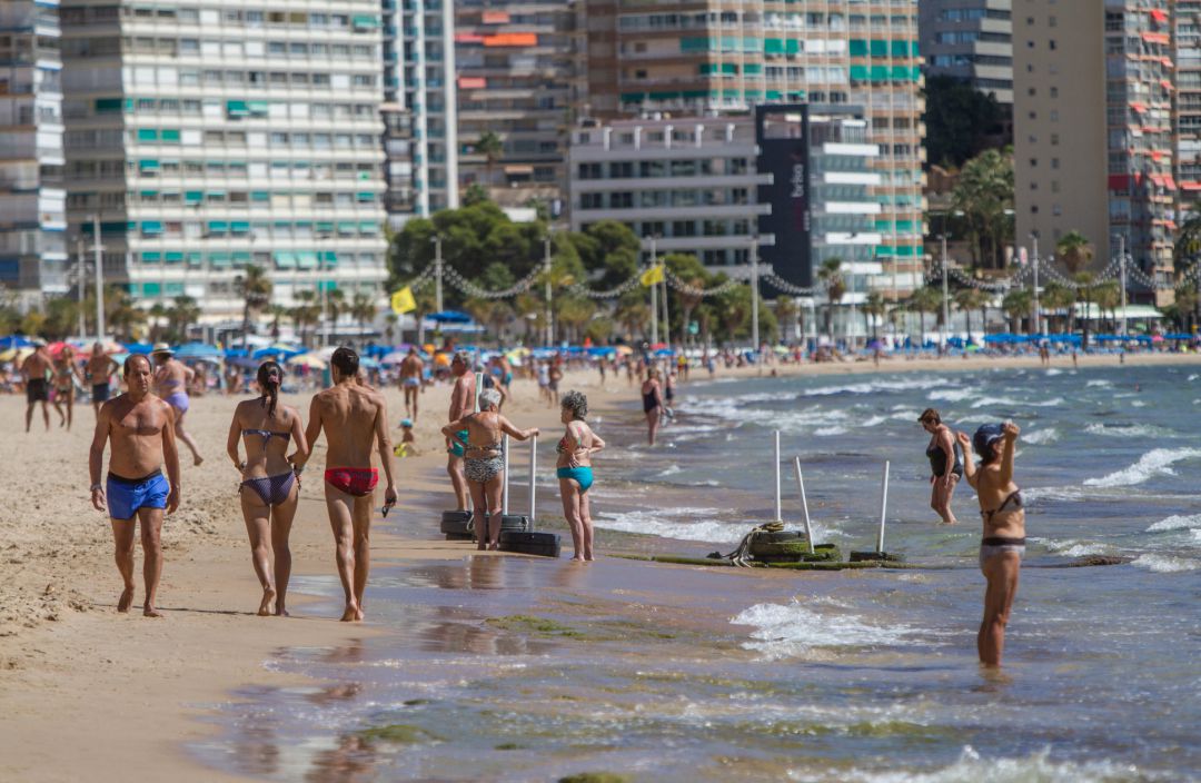 Varias personas pasean por la Playa de Levante de Benidorm en una foto de archivo. Varias personas pasean por la Playa de Levante de Benidorm en una foto de archivo.