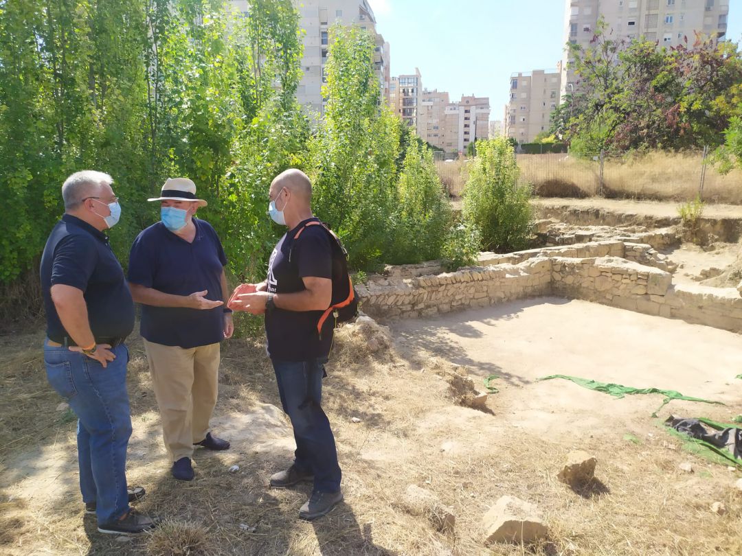 Antonio Manresa frente al yacimiento romano de Lucentum Antonio Manresa frente al yacimiento romano de Lucentum